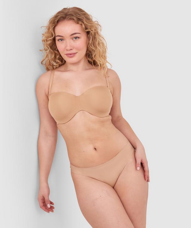 Tay G wears a size 12DD bra and size 12 underwear. She is 161cm tall and has measurements of 92cm bust a 71cm waist and 101cm hips.