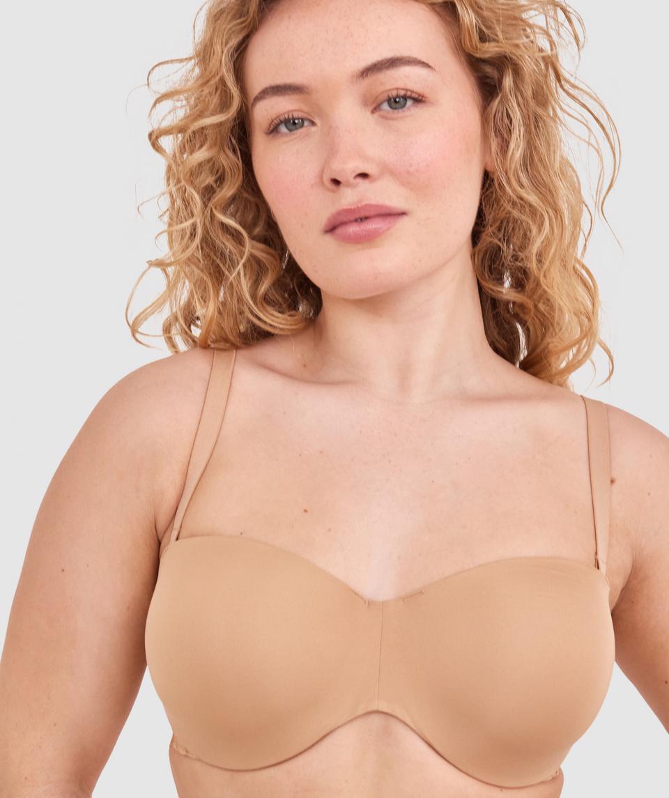 Tay G wears a size 12DD bra and size 12 underwear. She is 161cm tall and has measurements of 92cm bust, a 71cm waist and 101cm hips.