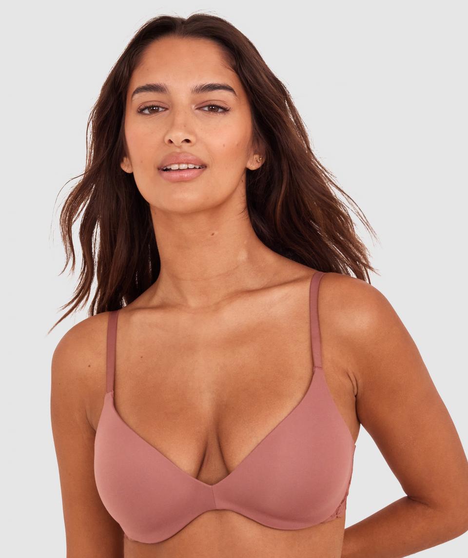 Kushi is wearing a 10C/S top and 10/S bottom, with bust 79cm/31in, waist 61cm/24in, and hip 91cm/36in. She stands at 173cm/5'8in.
