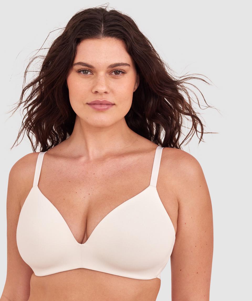 Jasmine is wearing a 12DD bra and size 12 underwear, with bust 96cm/38in, waist 77cm/30.5in, and hip 111cm/43.5in. She stands at 175cm/5'9in.