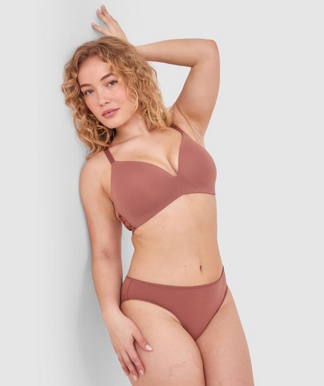 Tay G wears a size 12DD bra and size 12 underwear. She is 161cm tall and has measurements of 92cm bust a 71cm waist and 101cm hips.