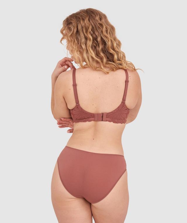 Tay G wears a size 12DD bra and size 12 underwear. She is 161cm tall and has measurements of 92cm bust a 71cm waist and 101cm hips.