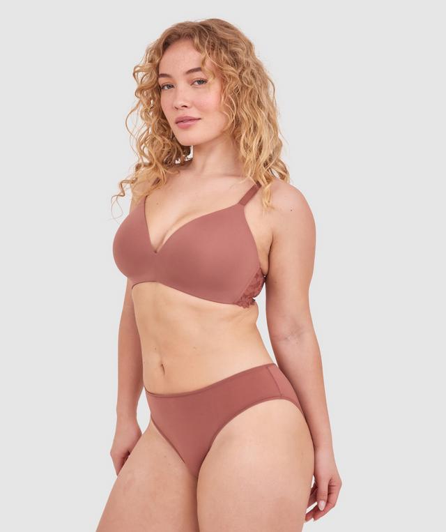 Tay G wears a size 12DD bra and size 12 underwear. She is 161cm tall and has measurements of 92cm bust a 71cm waist and 101cm hips.