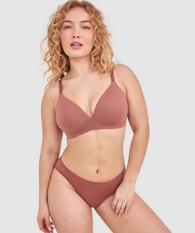 Tay G wears a size 12DD bra and size 12 underwear. She is 161cm tall and has measurements of 92cm bust a 71cm waist and 101cm hips.