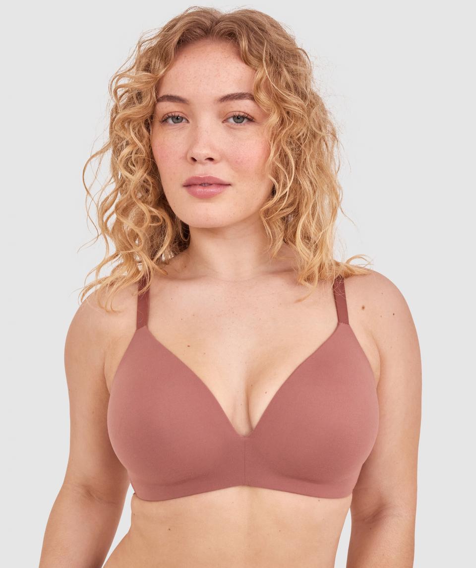 Tay G wears a size 12DD bra and size 12 underwear. She is 161cm tall and has measurements of 92cm bust, a 71cm waist and 101cm hips.