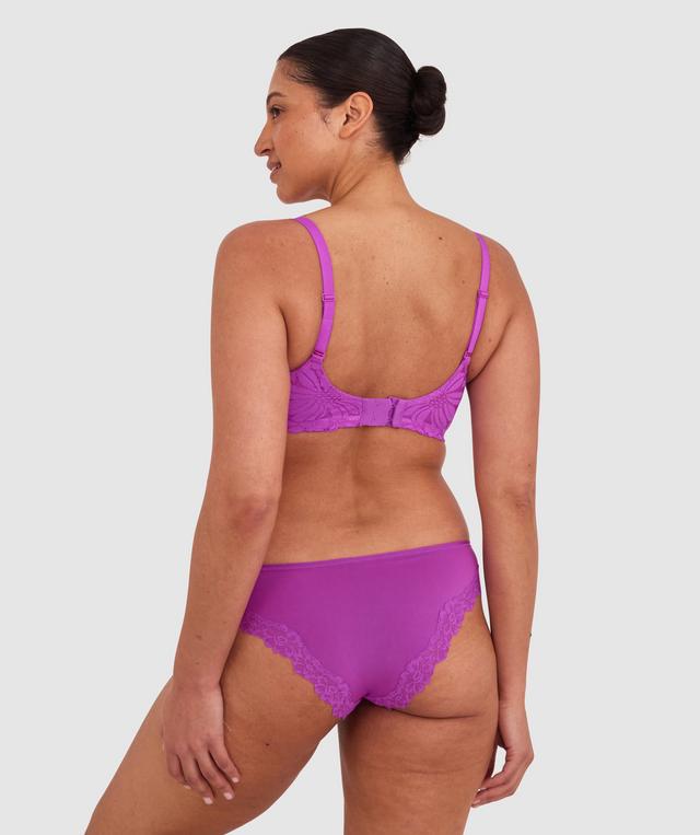 Terri-Leigh wears a size 12DD and size 12 underwear. She is a size 12 Is 177cm tall with a 98cm bust and 79cm waist and 79cm hips.
