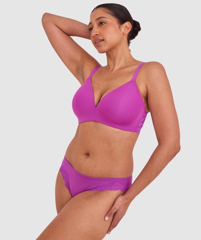Terri-Leigh wears a size 12DD and size 12 underwear. She is a size 12 Is 177cm tall with a 98cm bust and 79cm waist and 79cm hips.