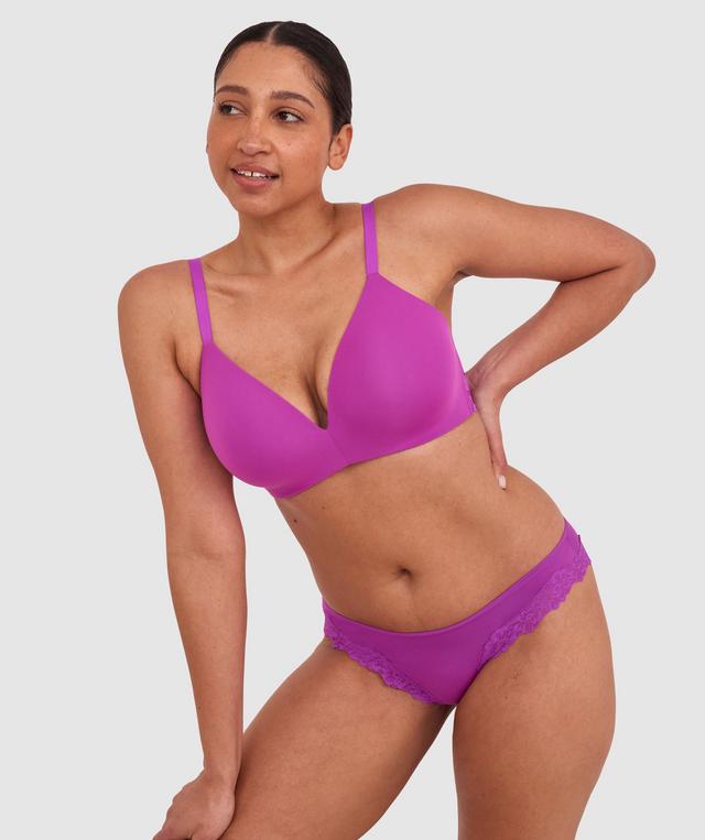 Terri-Leigh wears a size 12DD and size 12 underwear. She is a size 12 Is 177cm tall with a 98cm bust and 79cm waist and 79cm hips.