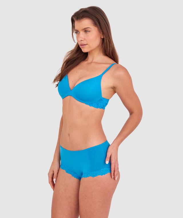 Kris wears a size 10C bra and size 10 underwear. She is 181cm tall and has measurements of 84cm bust a 66cm waist and 99cm hips.