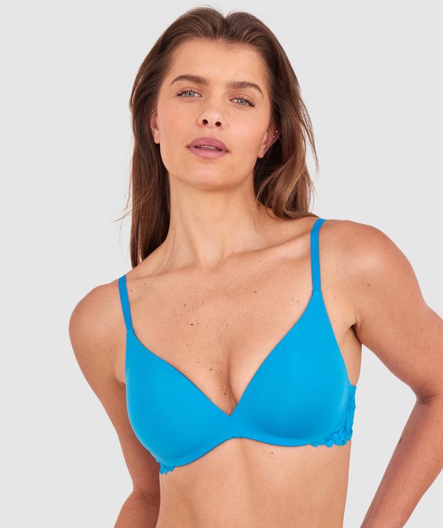 Kris wears a size 10C bra and size 10 underwear. She is 181cm tall and has measurements of 84cm bust a 66cm waist and 99cm hips.