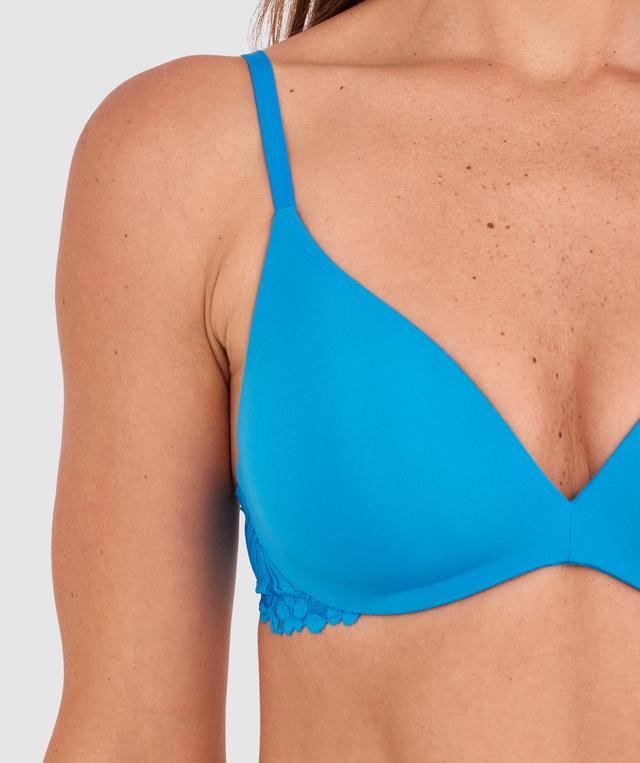 Kris wears a size 10C bra and size 10 underwear. She is 181cm tall and has measurements of 84cm bust a 66cm waist and 99cm hips.