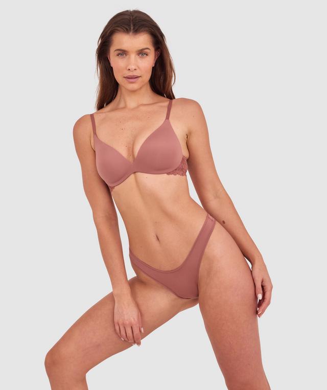 Kris wears a size 10C bra and size 10 underwear. She is 181cm tall and has measurements of 84cm bust a 66cm waist and 99cm hips.