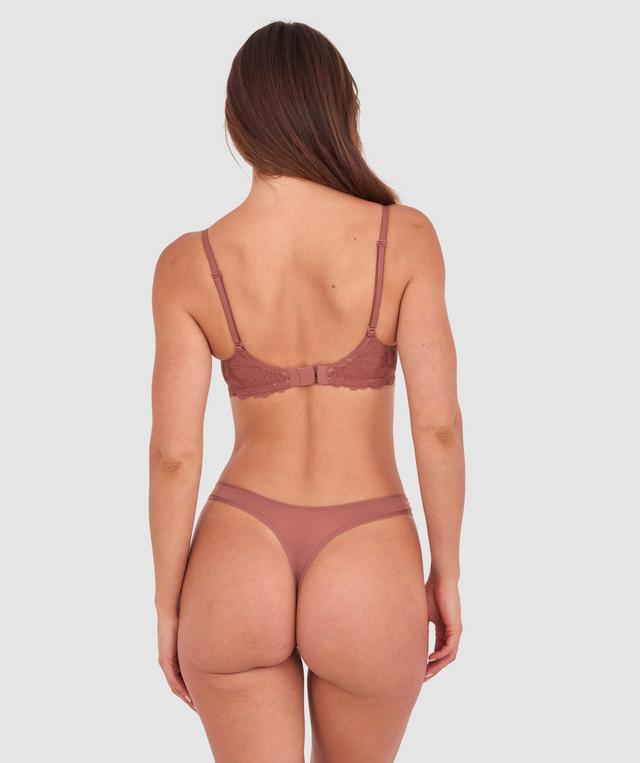 Kris wears a size 10C bra and size 10 underwear. She is 181cm tall and has measurements of 84cm bust a 66cm waist and 99cm hips.