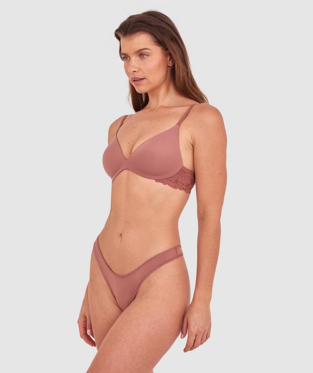 Kris wears a size 10C bra and size 10 underwear. She is 181cm tall and has measurements of 84cm bust a 66cm waist and 99cm hips.