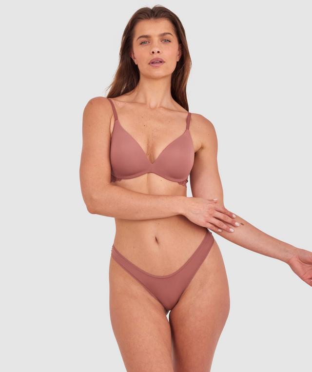 Kris wears a size 10C bra and size 10 underwear. She is 181cm tall and has measurements of 84cm bust a 66cm waist and 99cm hips.