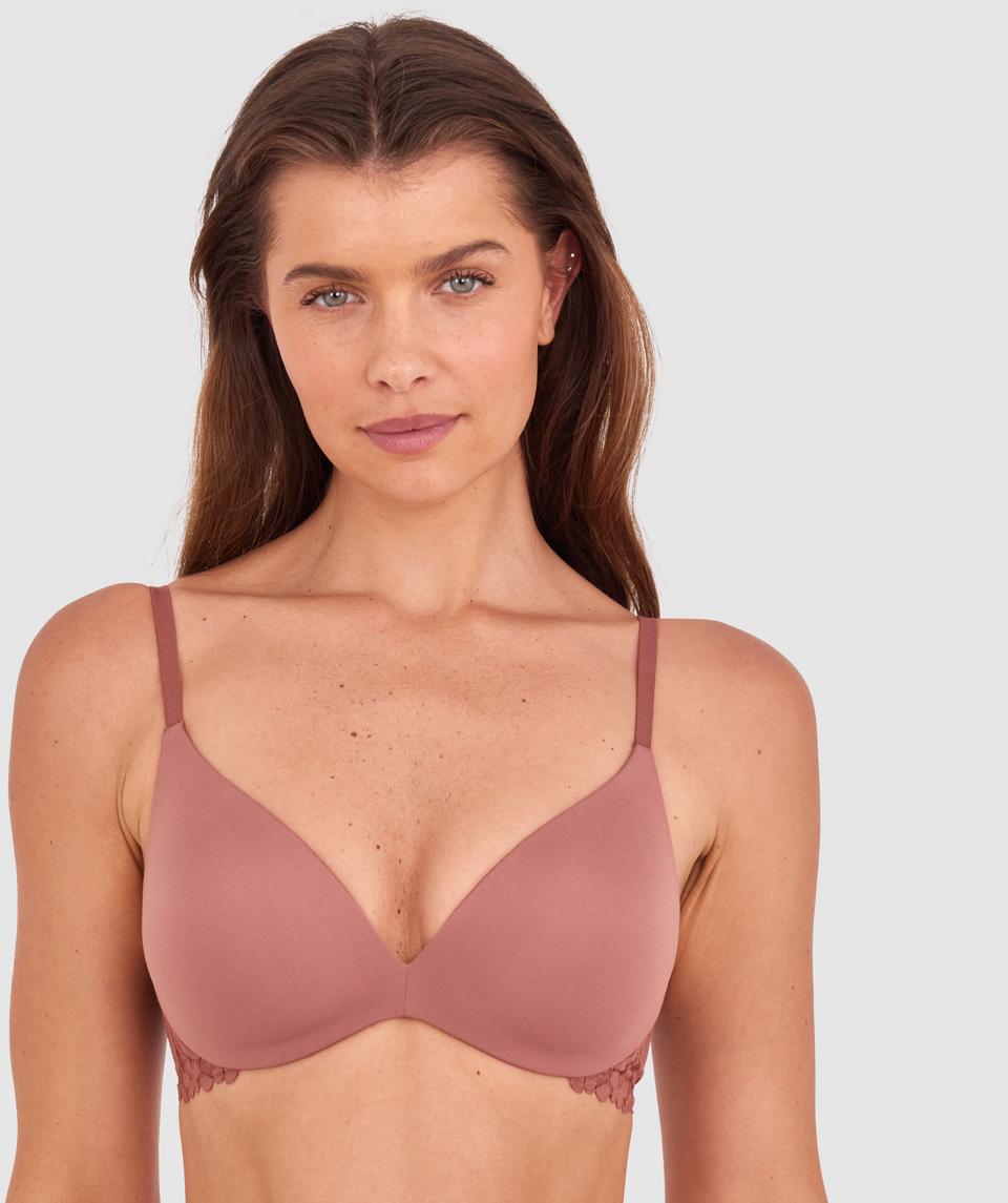 Kris wears a size 10C bra and size 10 underwear. She is 181cm tall and has measurements of 84cm bust a 66cm waist and 99cm hips.