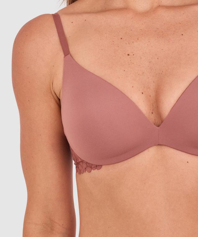 Kris wears a size 10C bra and size 10 underwear. She is 181cm tall and has measurements of 84cm bust a 66cm waist and 99cm hips.