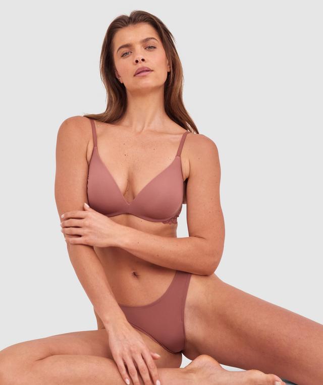 Kris wears a size 10C bra and size 10 underwear. She is 181cm tall and has measurements of 84cm bust a 66cm waist and 99cm hips.