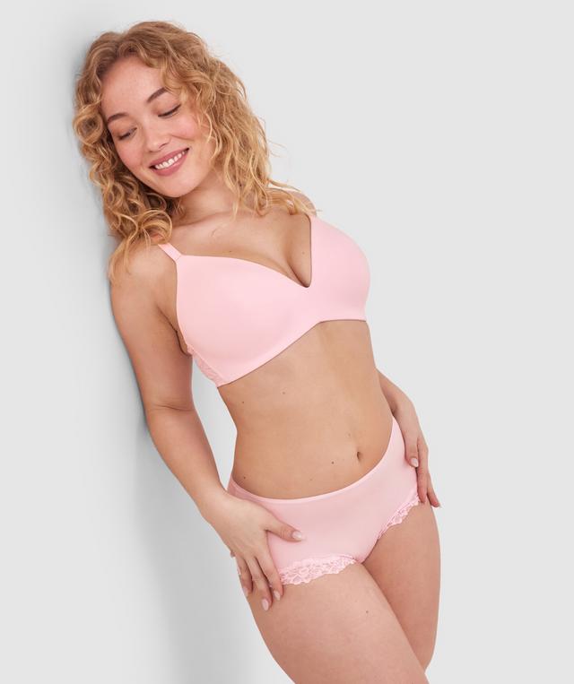 Tay G wears a size 12DD bra and size 12 underwear. She is 161cm tall and has measurements of 92cm bust a 71cm waist and 101cm hips.
