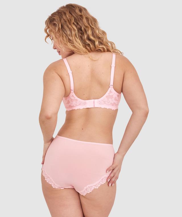 Tay G wears a size 12DD bra and size 12 underwear. She is 161cm tall and has measurements of 92cm bust a 71cm waist and 101cm hips.