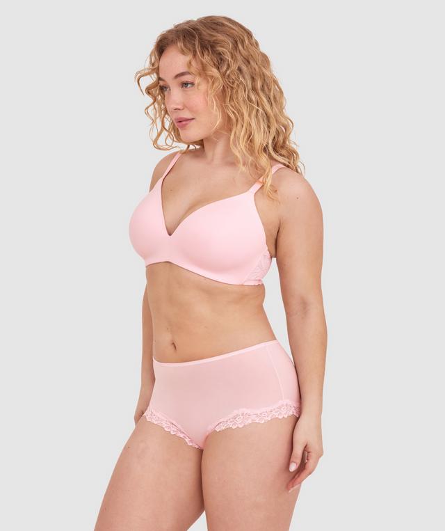 Tay G wears a size 12DD bra and size 12 underwear. She is 161cm tall and has measurements of 92cm bust a 71cm waist and 101cm hips.