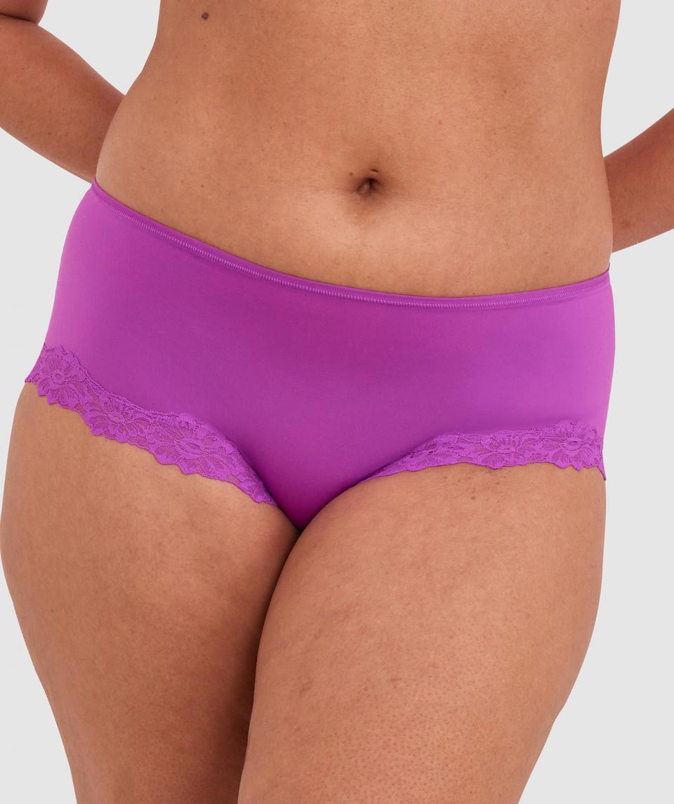 Terri-Leigh wears a size 12DD and size 12 underwear. She is a size 12 Is 177cm tall with a 98cm bust and 79cm waist and 79cm hips.