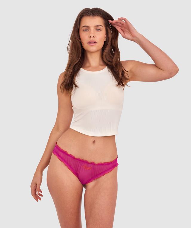 Kris wears a size 10C bra and size 10 underwear. She is 181cm tall and has measurements of 84cm bust a 66cm waist and 99cm hips.