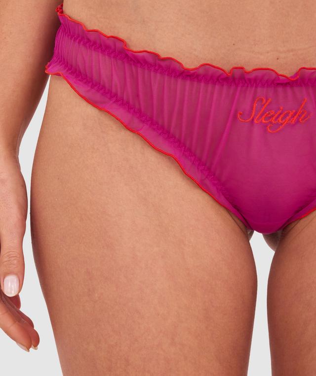 Kris wears a size 10C bra and size 10 underwear. She is 181cm tall and has measurements of 84cm bust a 66cm waist and 99cm hips.