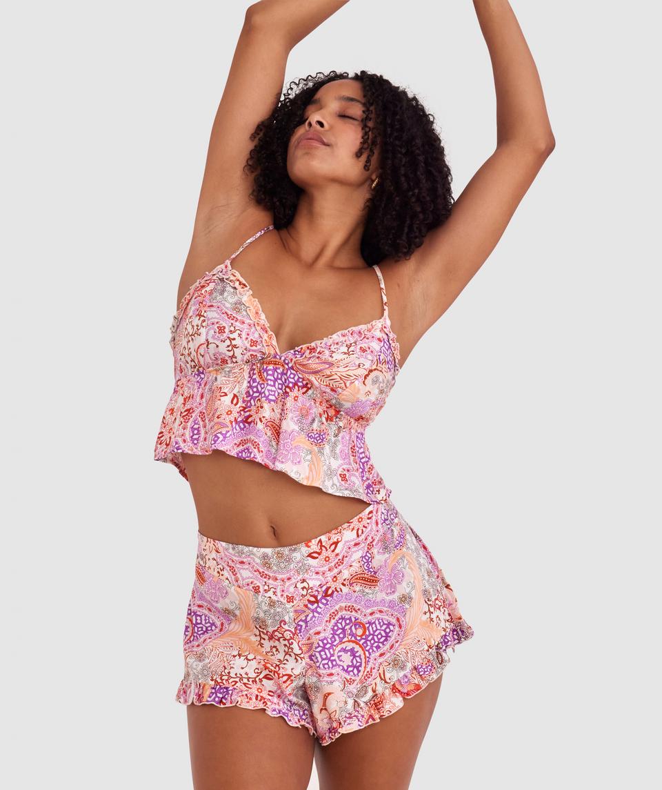 Cameron is wearing a 12DD bra and 12 underwear, with waist 72cm/28in, and hip 88cm/34.5in. She stands at 165cm/5'5in.