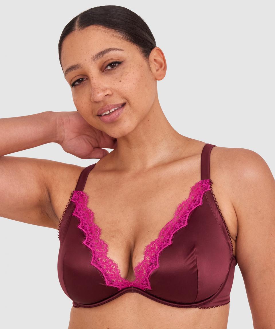 Terri-Leigh wears a size 12DD and size 12 underwear. She is a size 12 Is 177cm tall with a 98cm bust and 79cm waist and 79cm hips.