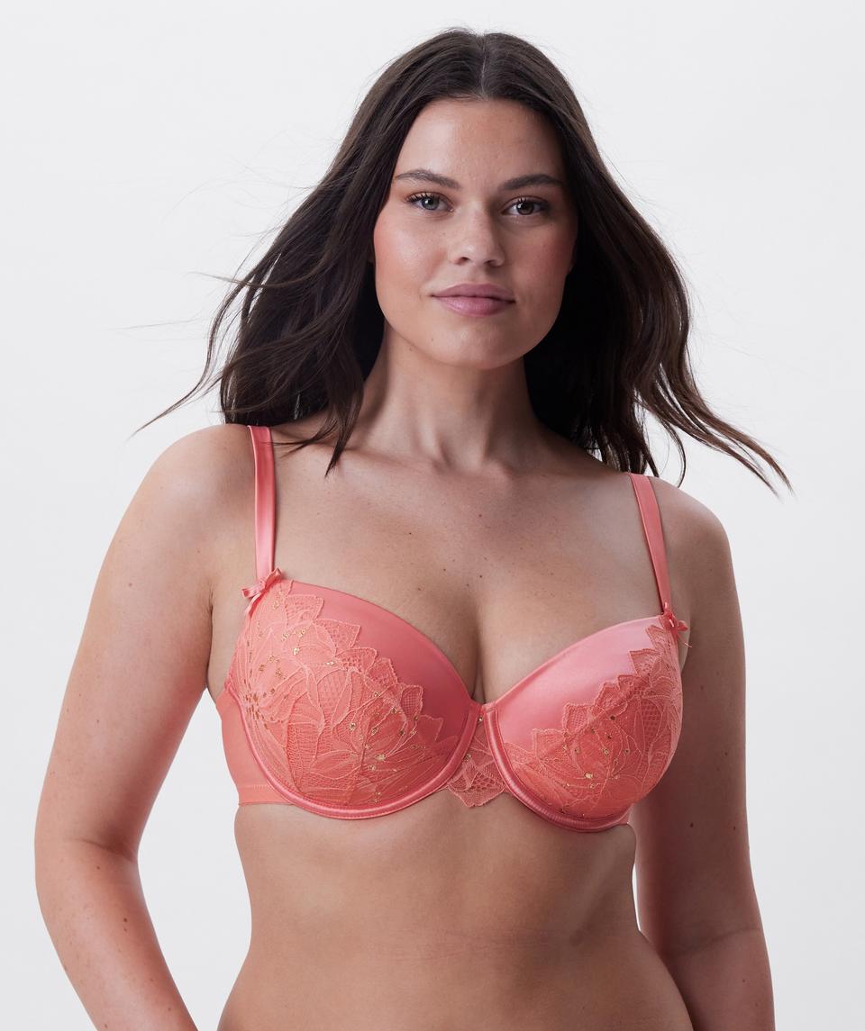 Jasmine is wearing a 12DD bra and size 12 underwear, with bust 96cm/38in, waist 77cm/30.5in, and hip 111cm/43.5in. She stands at 175cm/5'9in.