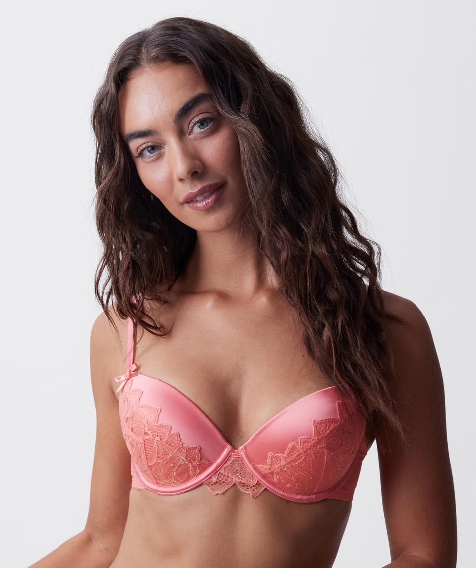 Tash is wearing a 10BC bra and 10 underwear, with bust 81cm/32in, waist 66cm/26in, and hip 94cm/37in. She stands at 173cm/5'8in.