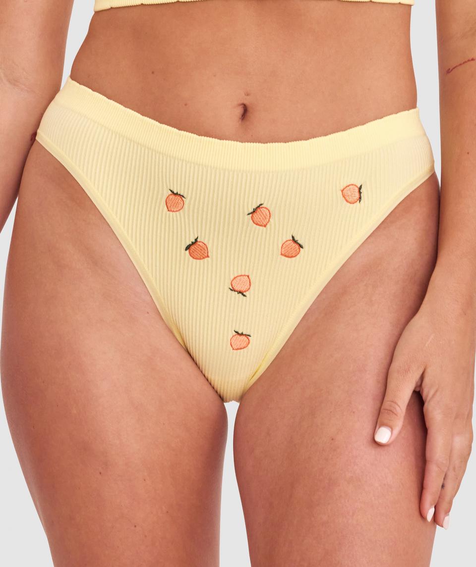 Georgia is wearing a 10BC bra and size 10 underwear, with bust 86cm/34in, waist 69cm/27in, and hip 95cm/37.5in. She stands at 175cm/5'9in.