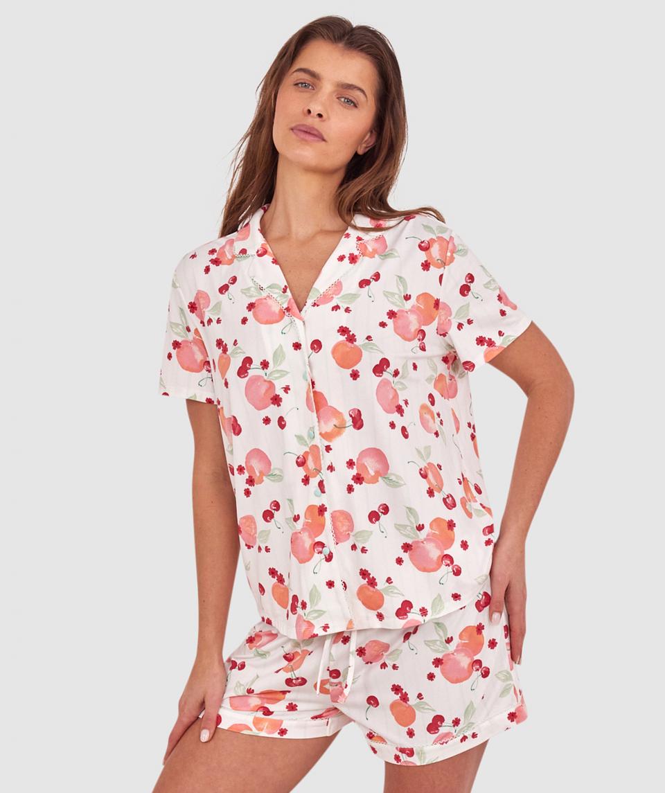 Kris wears a size 10C bra and size 10 underwear. She is 181cm tall and has measurements of 84cm bust a 66cm waist and 99cm hips.
