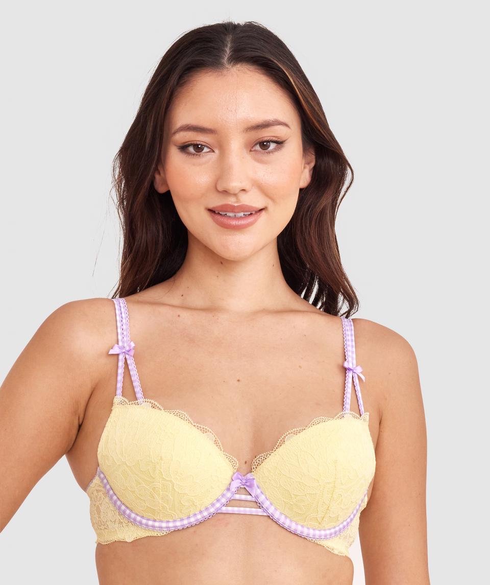 Farida is wearing a 10BC/S top and 10/S bottom, with bust 84cm/33in, waist 66cm/26in, and hip 91cm/36in. She stands at 173cm/5'8in.