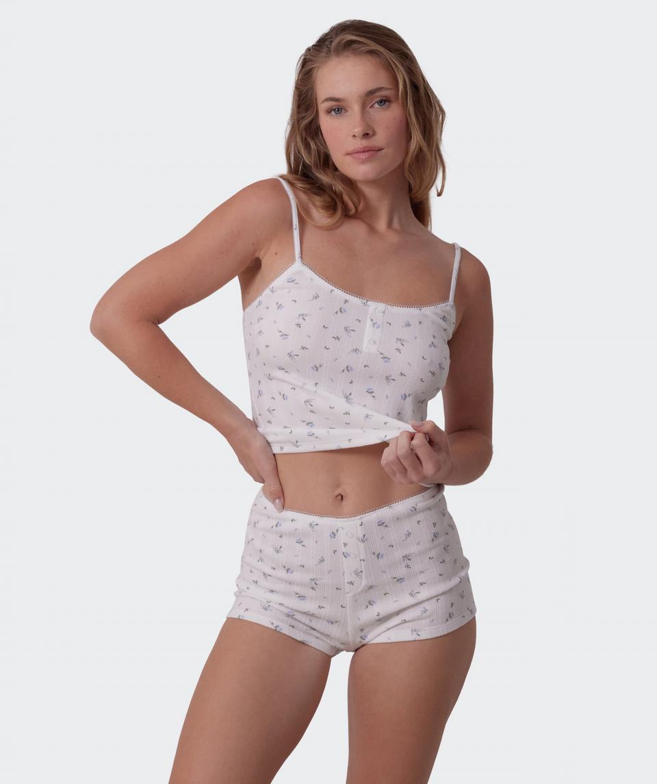 Sianie wears a size 10 B/C bra and size 10 underwear. She is 175cm tall and has measurements of 85cm bust a 66cm waist and 93cm hips.