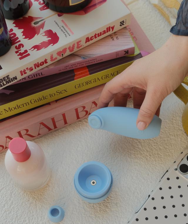 Normal Mae Two-In-One Clit Toy - Blue