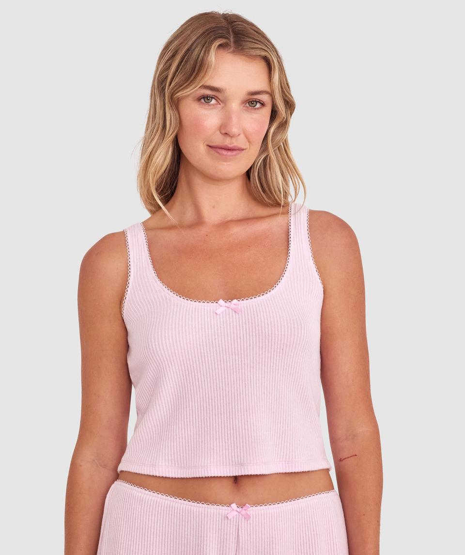 Georgia is wearing a 10BC bra and size 10 underwear, with bust 86cm/34in, waist 69cm/27in, and hip 95cm/37.5in. She stands at 175cm/5'9in.