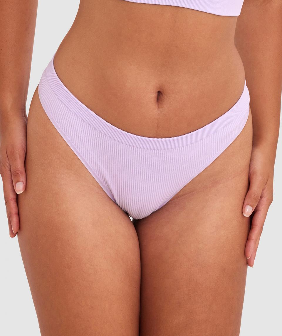 Zara is wearing a 12DD top and 12 bottom, with bust 89cm/35in, waist 71cm/28in, and hip 102cm/40in. She stands at 180cm/5'11in.