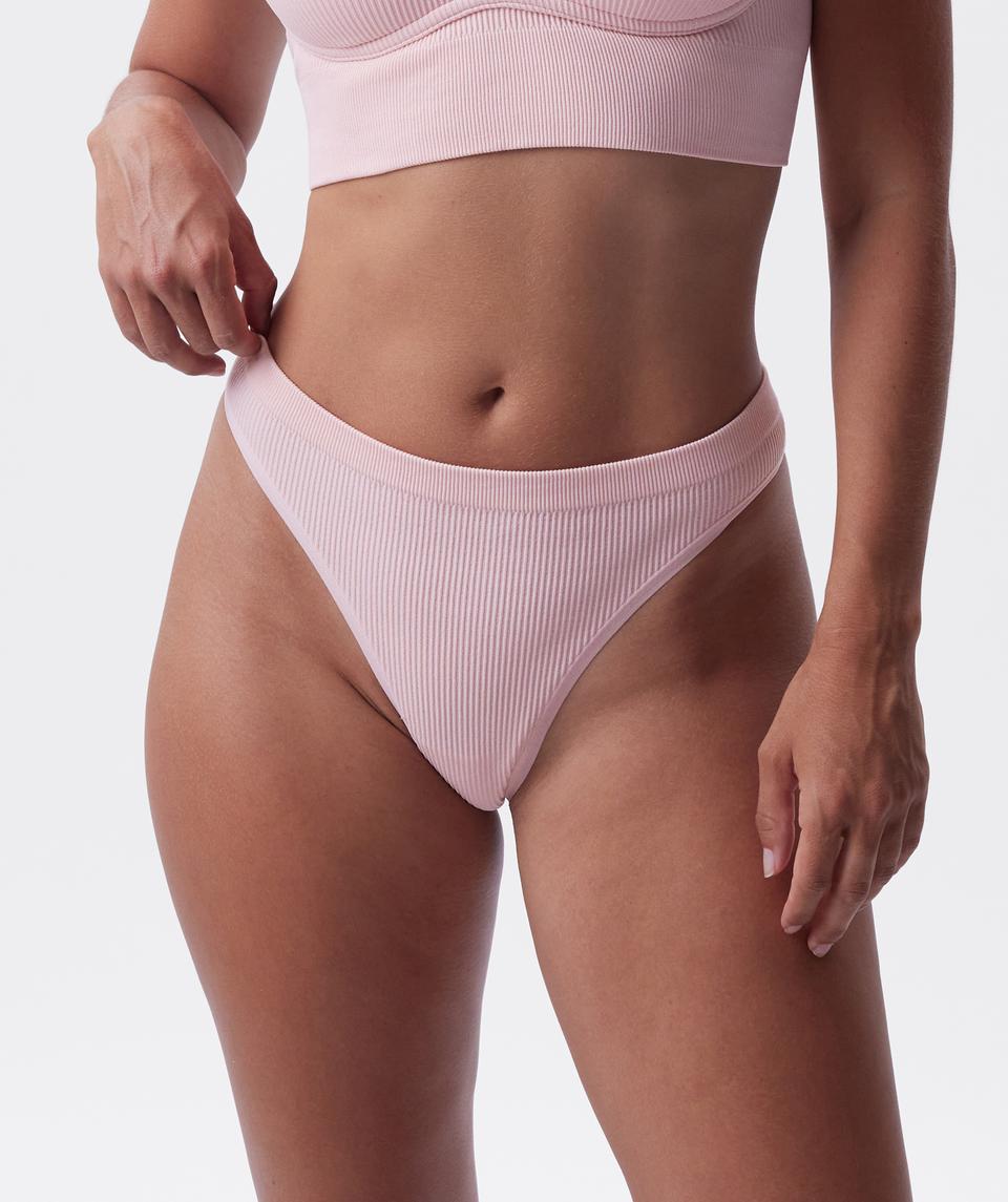 Tash is wearing a 10BC bra and 10 underwear, with bust 81cm/32in, waist 66cm/26in, and hip 94cm/37in. She stands at 173cm/5'8in.
