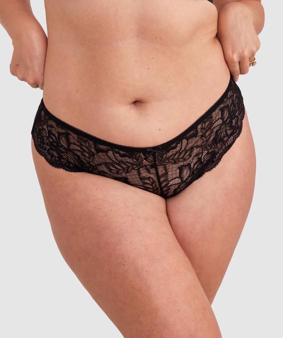 Jesikah is wearing a 16DD/XL top and 16/XL bottom, with bust 97cm/38in, waist 82cm/32in, and hip 111cm/44in. She stands at 173cm/5'8in.