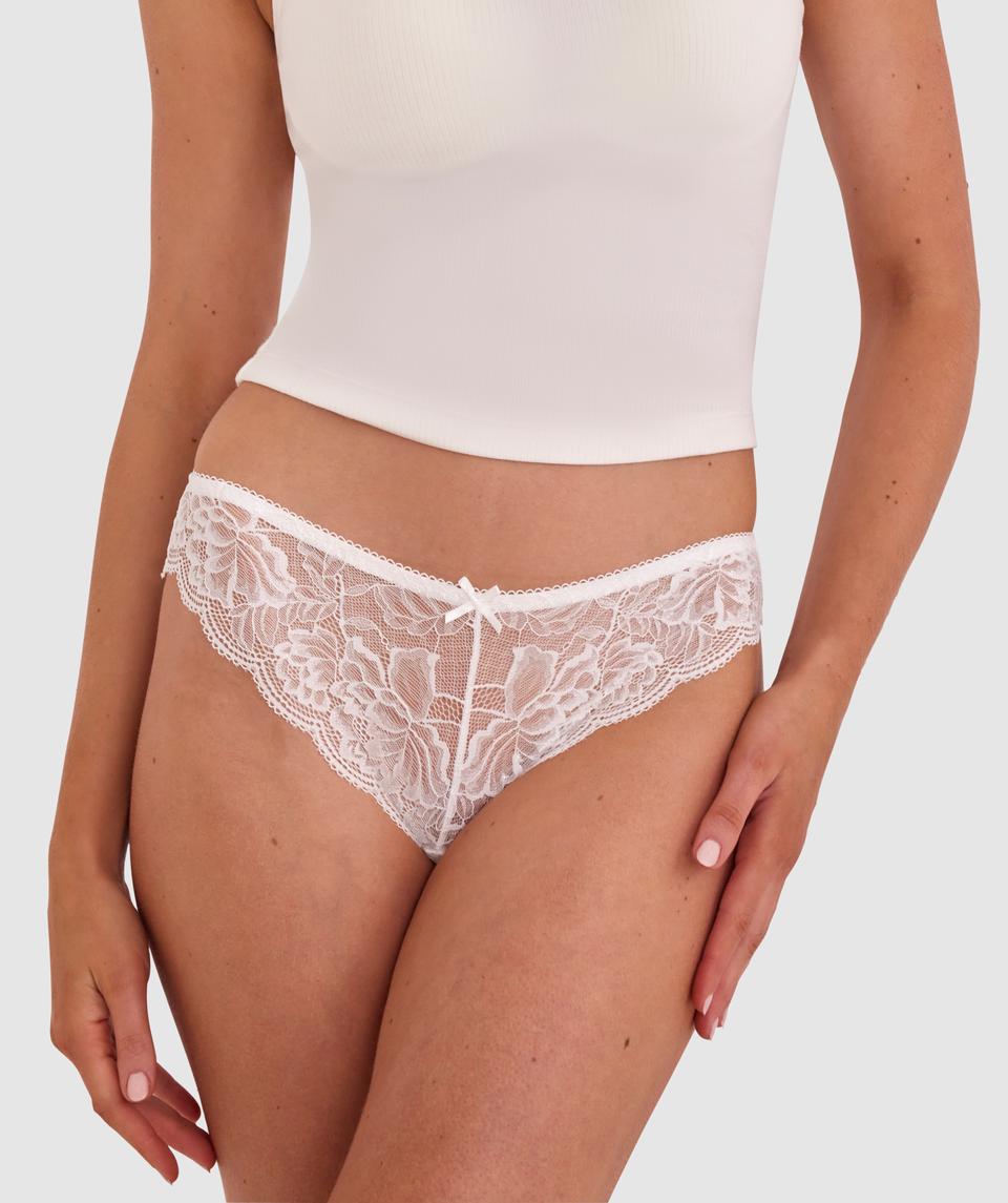 Phoebe is wearing a 10C/S top and 10/S bottom, with bust 83cm/33in, waist 62cm/24 1/2in, and hip 89cm/35in. She stands at 178cm/5'10in.