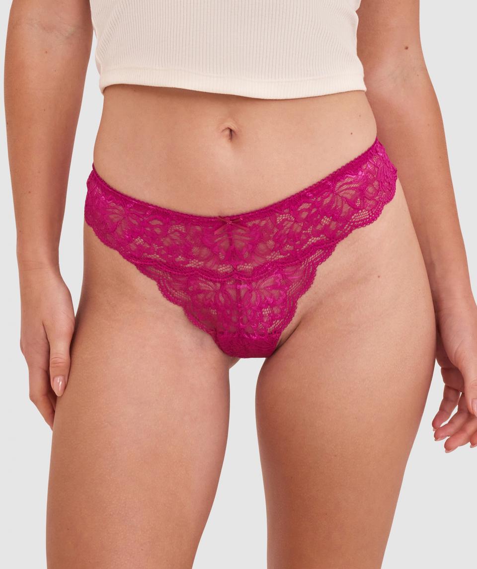 Sianie wears a size 10 B/C bra and size 10 underwear. She is 175cm tall and has measurements of 85cm bust a 66cm waist and 93cm hips.