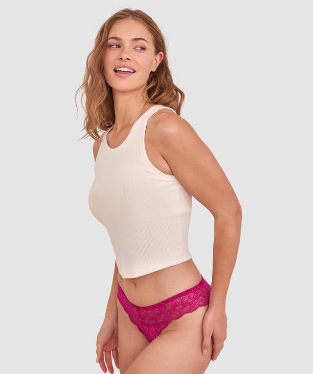 Sianie wears a size 10 B/C bra and size 10 underwear. She is 175cm tall and has measurements of 85cm bust a 66cm waist and 93cm hips.