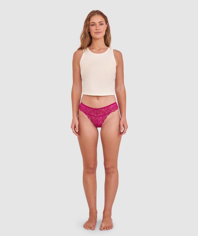 Sianie wears a size 10 B/C bra and size 10 underwear. She is 175cm tall and has measurements of 85cm bust a 66cm waist and 93cm hips.