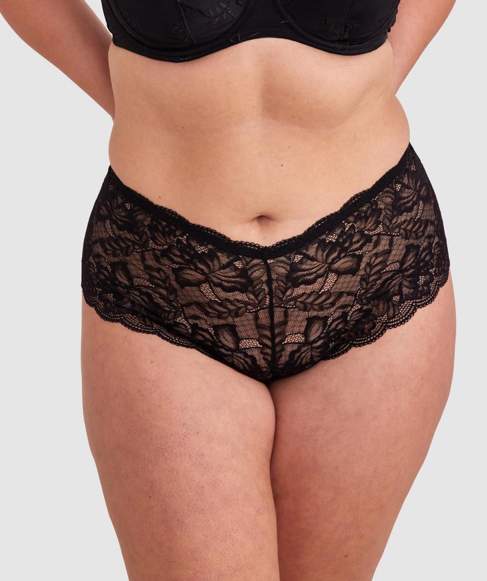 Jesikah is wearing a 16DD/XL top and 16/XL bottom, with bust 97cm/38in, waist 82cm/32in, and hip 111cm/44in. She stands at 173cm/5'8in.