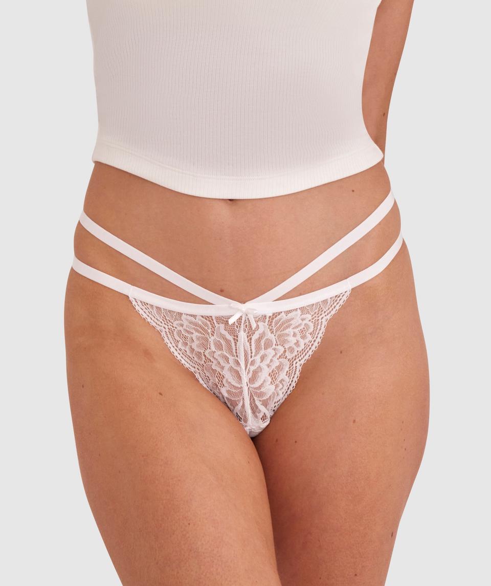 Phoebe is wearing a 10C/S top and 10/S bottom, with bust 83cm/33in, waist 62cm/24 1/2in, and hip 89cm/35in. She stands at 178cm/5'10in.