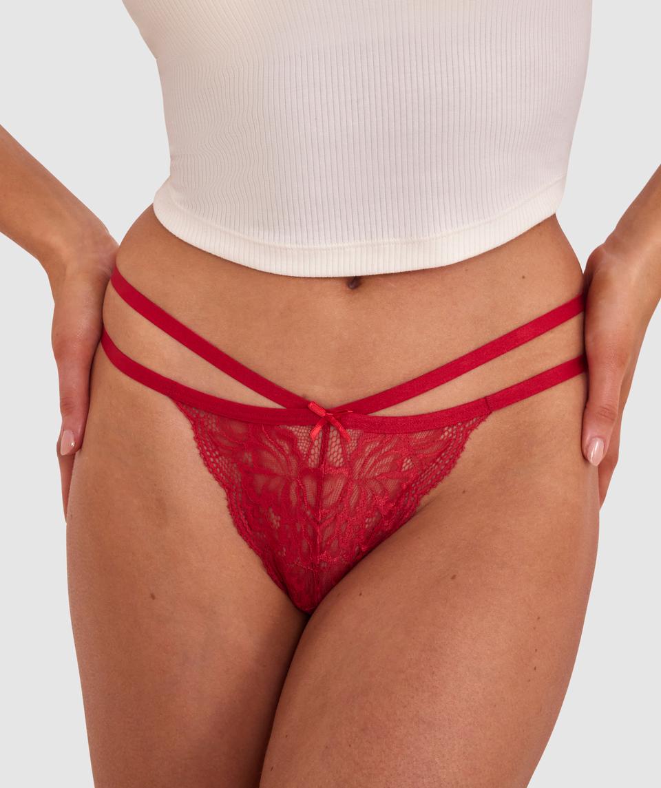 Phoebe is wearing a 10C/S top and 10/S bottom, with bust 83cm/33in, waist 62cm/24 1/2in, and hip 89cm/35in. She stands at 178cm/5'10in.