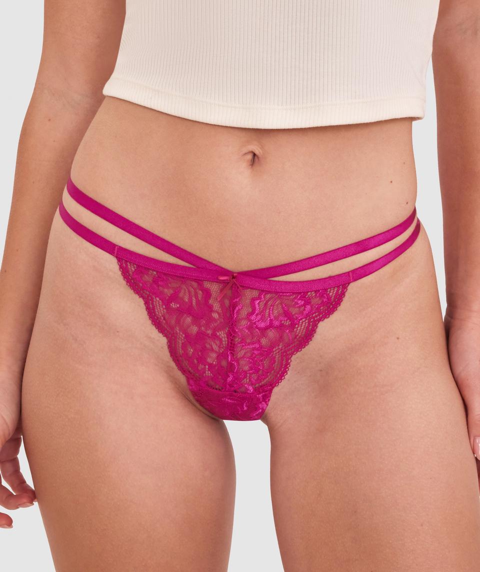 Sianie wears a size 10 B/C bra and size 10 underwear. She is 175cm tall and has measurements of 85cm bust a 66cm waist and 93cm hips.