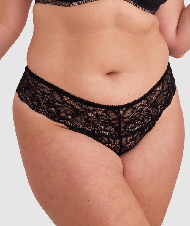 Jesikah is wearing a 16DD/XL top and 16/XL bottom, with bust 97cm/38in, waist 82cm/32in, and hip 111cm/44in. She stands at 173cm/5'8in.